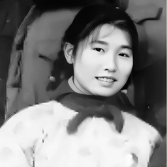 1973年，女知青黄丽萍带农民老公大春回娘家。大春一进门就盯上墙上的照片，哆嗦着