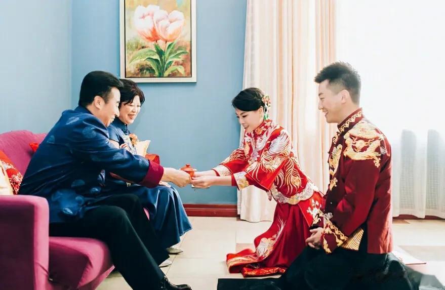 当年，奥运冠军吴敏霞大婚时，直接跪下给婆婆敬茶，婆婆则是一脸骄傲，日后吴敏霞两次