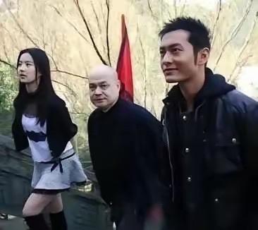 黄晓明和刘亦菲我认识，中间这位大佬是谁？