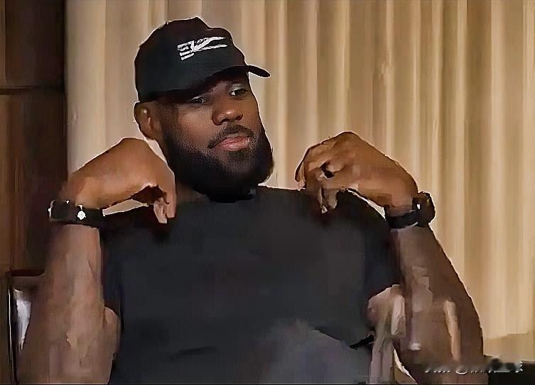 詹姆斯靠在沙发上，一台iPad放高尔夫，另一台看别人打附加赛。
你猜他什么心情？