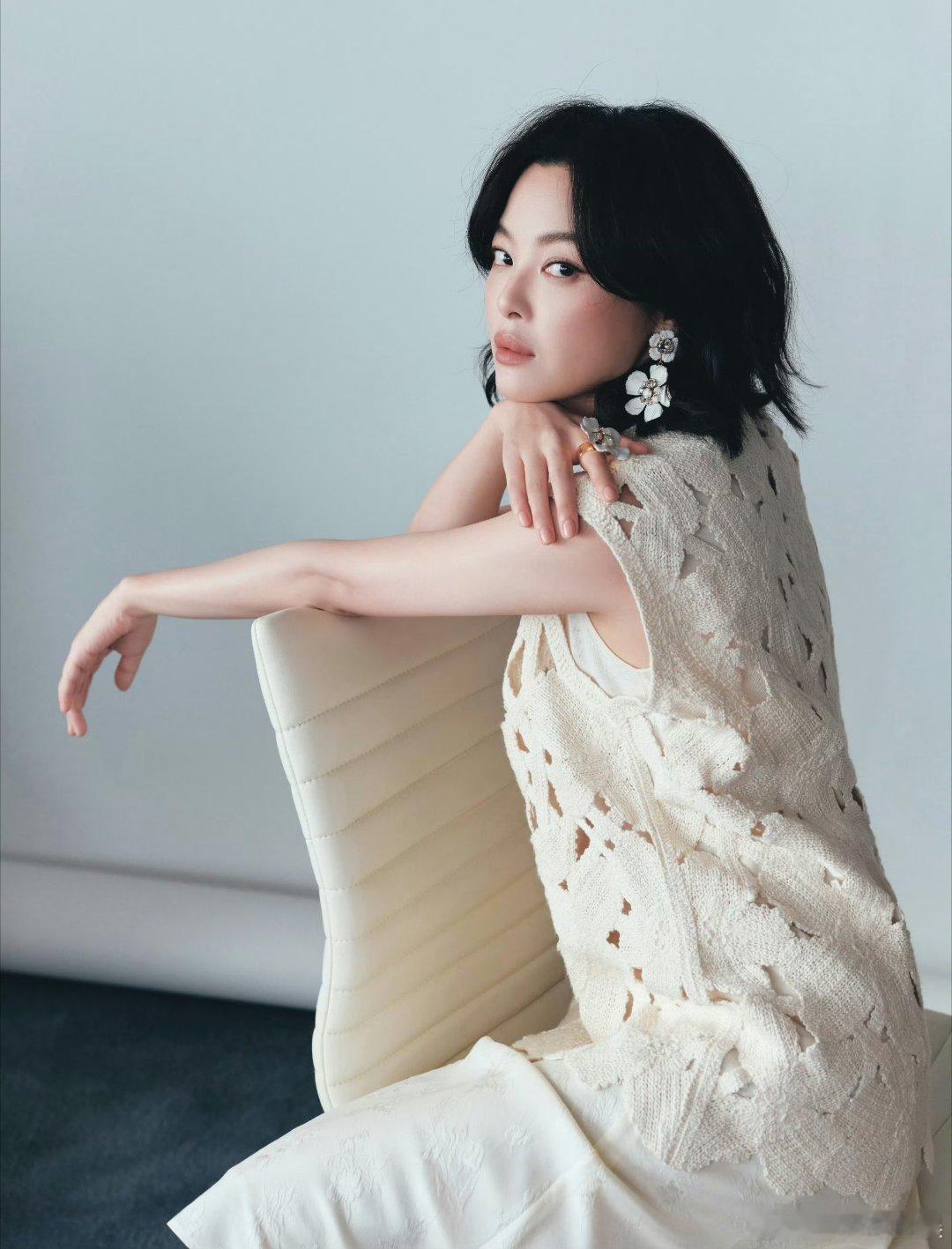 辛芷蕾回应封面登上法国街头定格中法交融美好画面！辛芷蕾杂志封面登上法国街头各个角