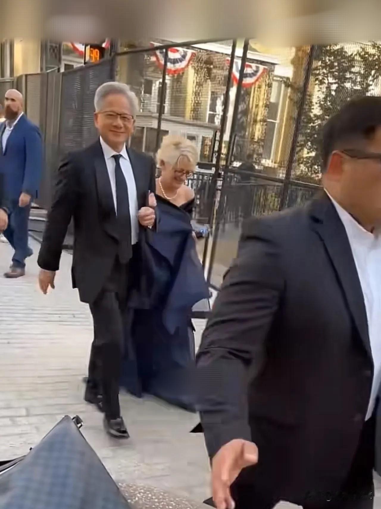 英伟达老板黄仁勋携妻子出席白宫晚宴，
从一个铁门进去了！
妻子穿着蓝色晚礼服，笑