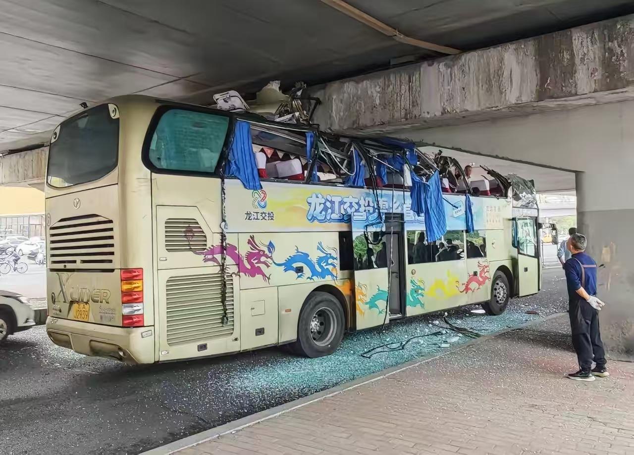 今早8点左右，哈尔滨香坊区南直路往公滨路方向，发生了特别惊险的一幕，一辆双层巴士
