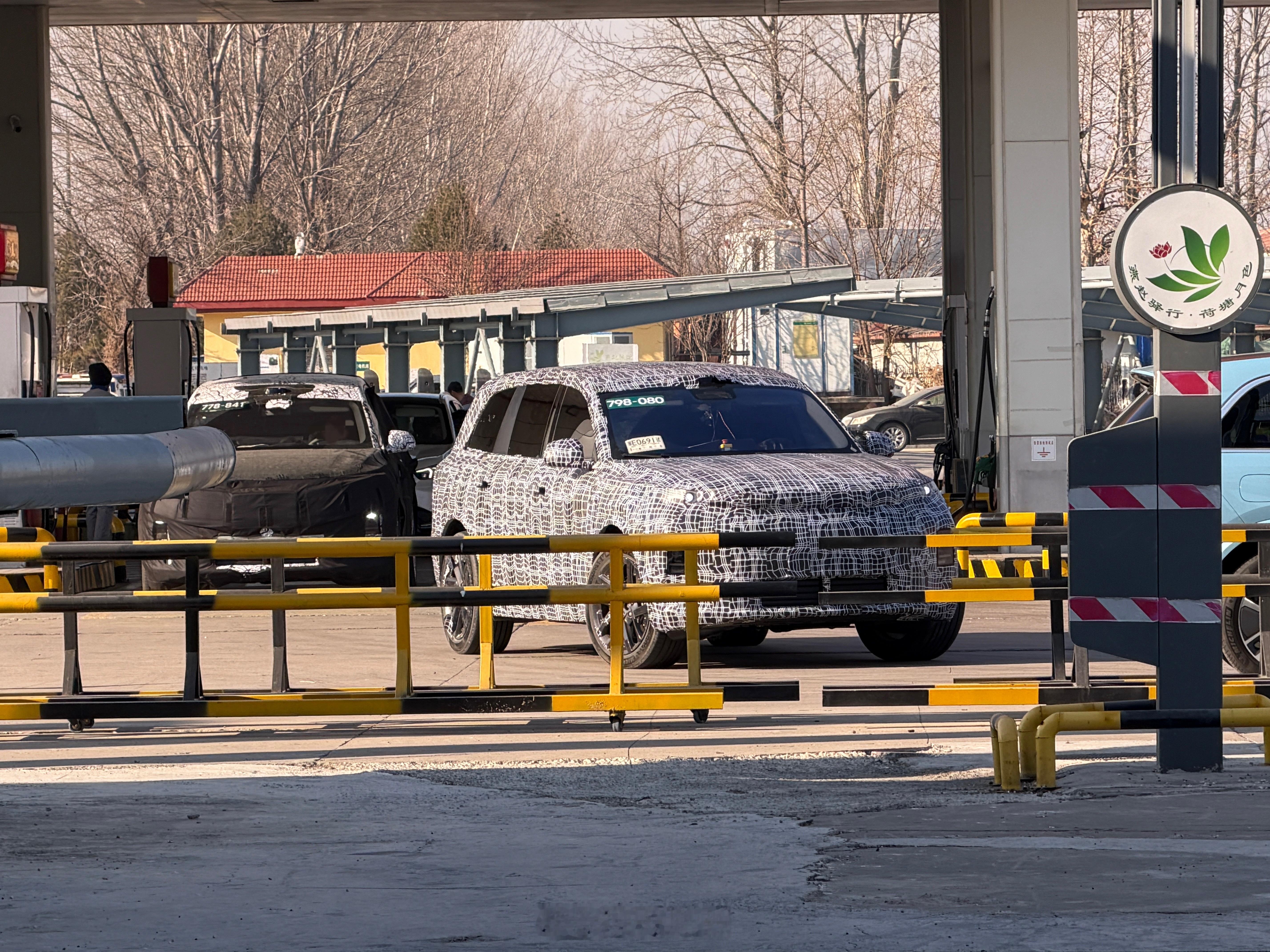 今天碰巧在服务区偶遇了新理想 L ，没好意思凑近去看，很好奇明年三四月份会带来什