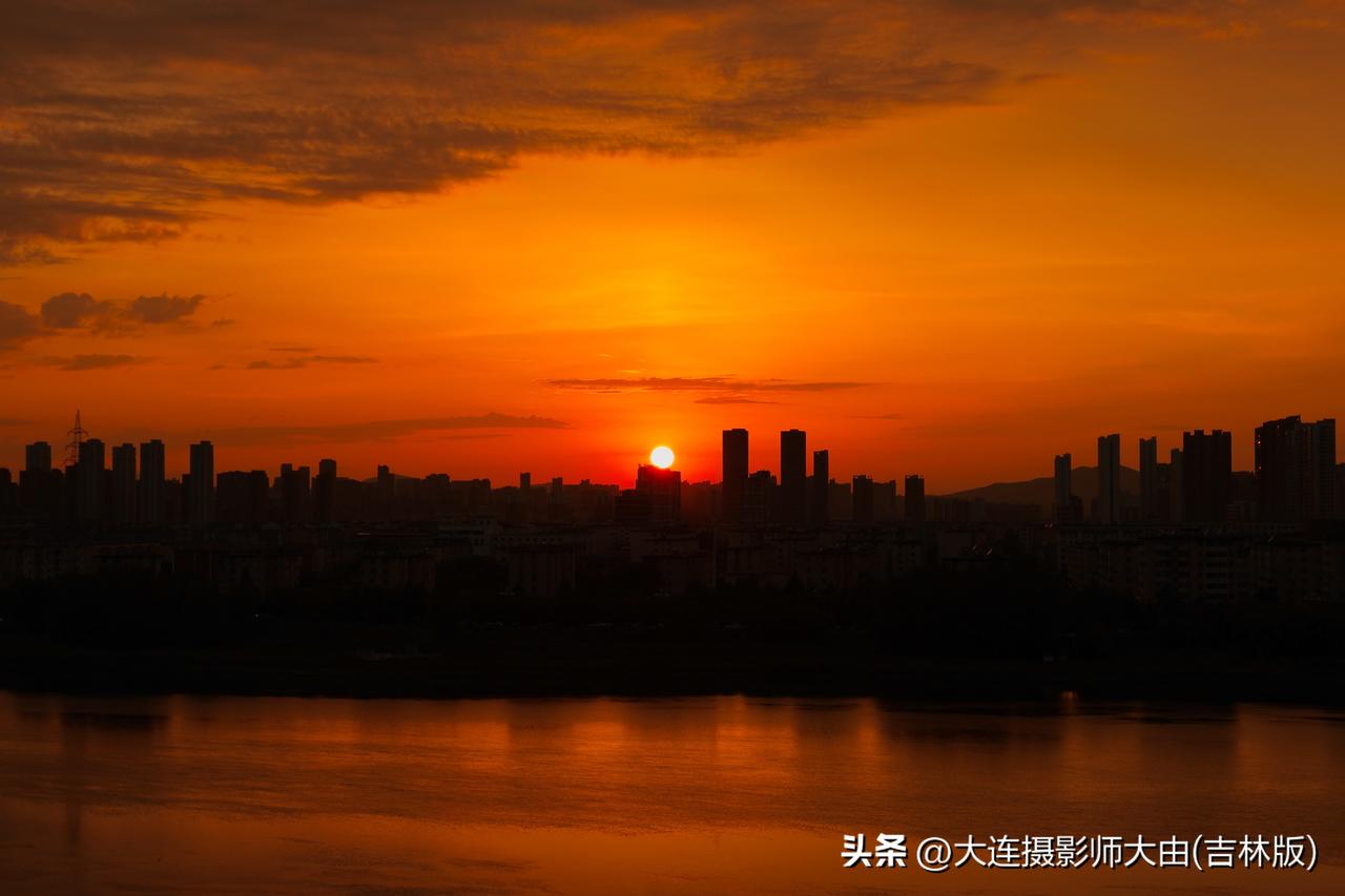 我拍到的落日瞬间，就像抓住了时光的尾巴。有一次在南山，夕阳西下，余晖映红了墙，那