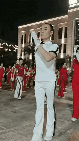 我很怀疑，这个动作是受到了丘鹬的启发而设计出来的！