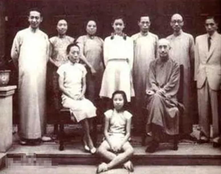 1919年，章士钊纳青楼女子奚翠贞为二夫人，俩人同居5年后，原配妻子愤怒地找他索