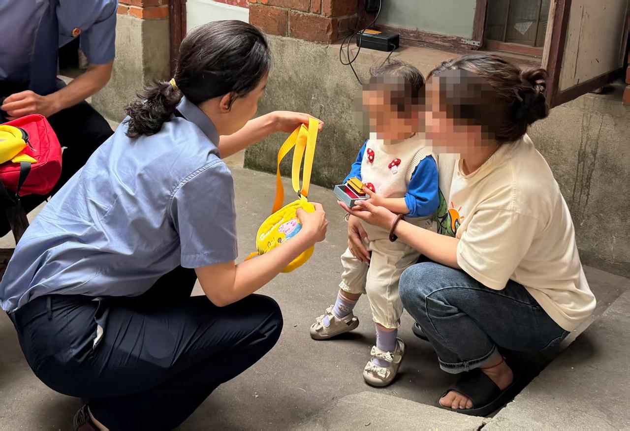 2024年9月一辆进京列车上，铁警巡查发现3名乘客所带出生仅4天的女婴身份存疑！
