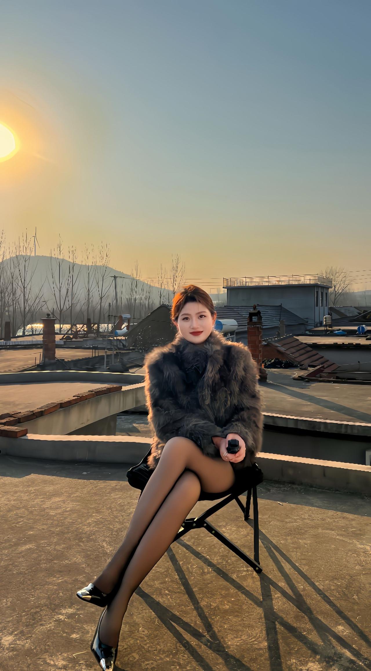 冬日暖阳下的时尚穿搭，毛绒外套与高跟鞋的完美搭配，尽显优雅与温暖。