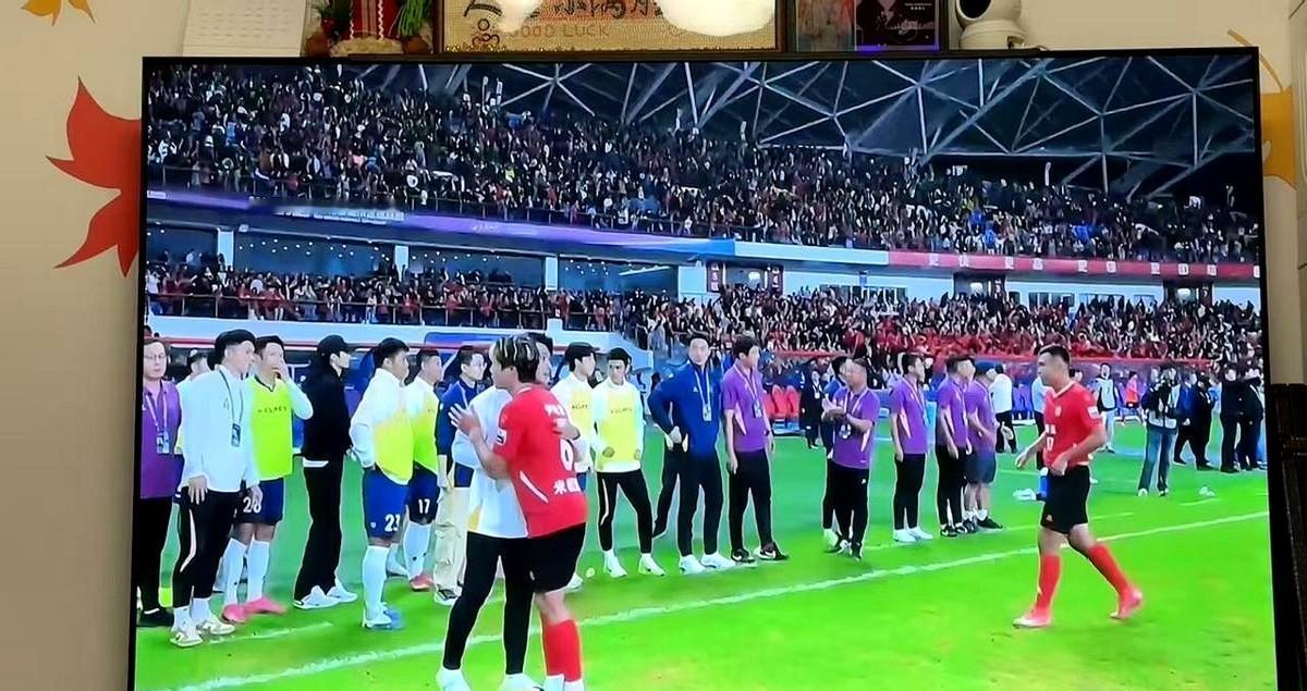 无锡信捷又点球输了，但没人说他们垮了。
席尔瓦头球砸门柱那一下，江阴体育中心静得