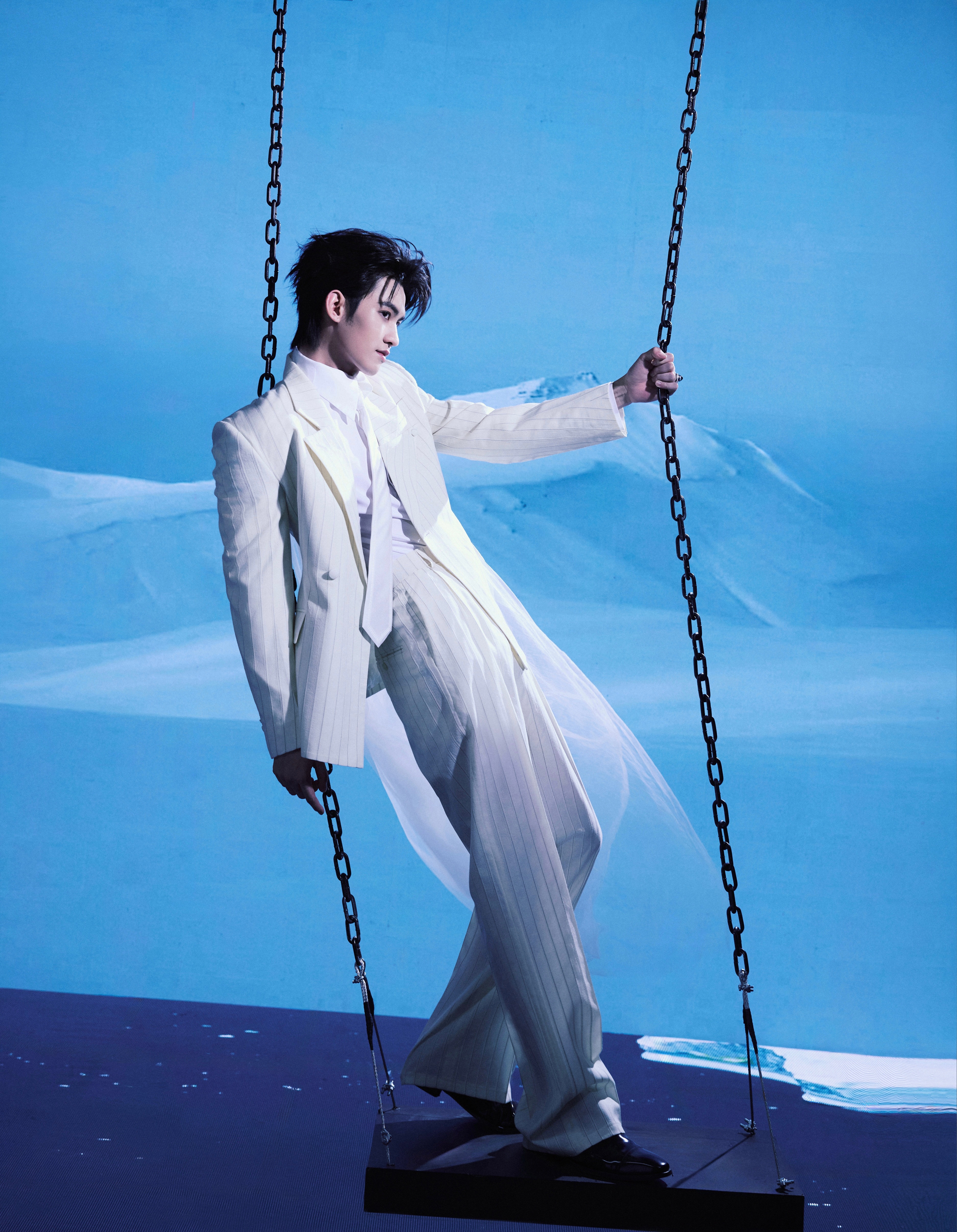 云旗 in Vogue Vacation山谷假日造型大片，身着Kyle Ho品牌