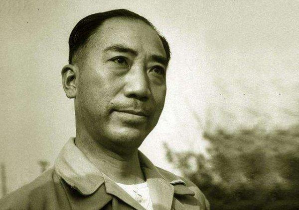1945年10月，戴笠请50个汉奸吃饭，酒足饭饱后，戴笠突然起身：现在宣读逮捕名