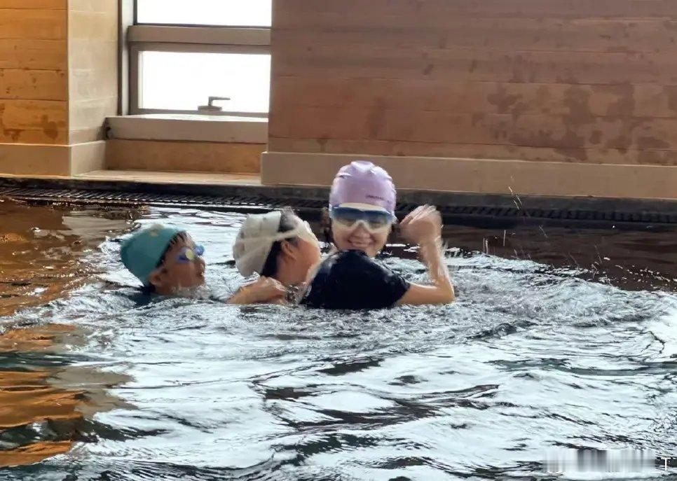 章子怡暑假在小区教6岁儿子学游泳，离婚后住一平方16万的大平层 
