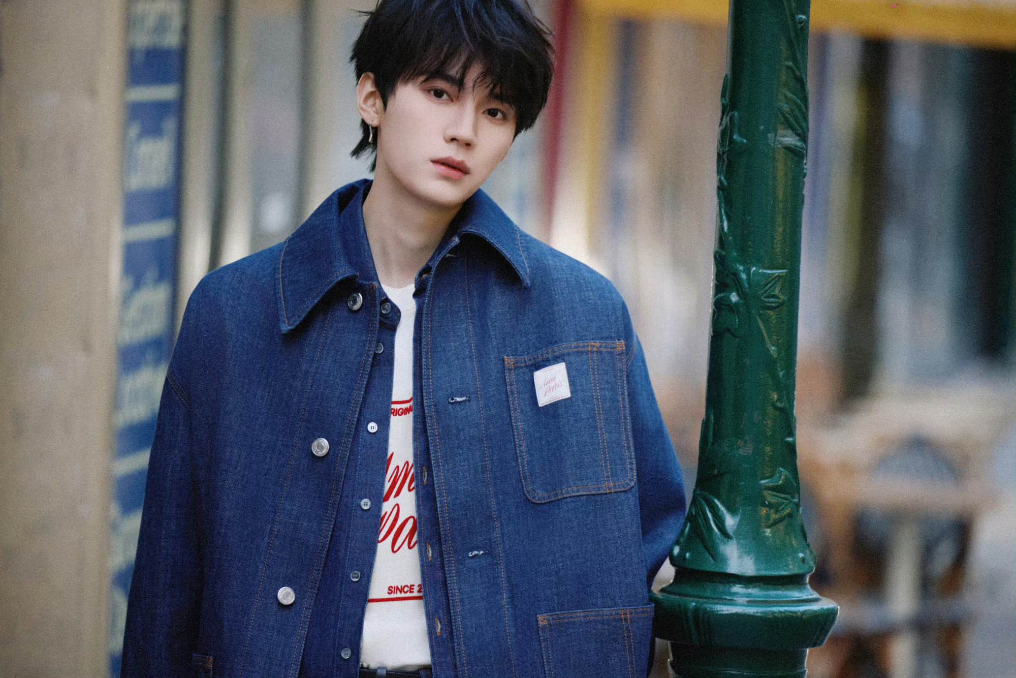 美丽的巴黎街道，阳光的男大周翊然～太适合牛仔啦