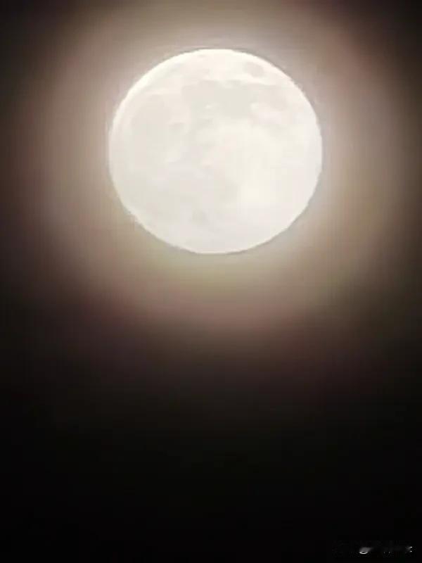 月亮和许多星
让夜晚的天空
多了迷人的色彩
今晚的月亮
会让多少人
梦里发笑
又