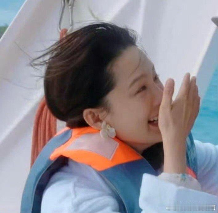 李沁杠铃般的笑声以前怎么没发现李沁这么好笑啊，在花少里当笑声犹如杠铃一般哈哈哈，