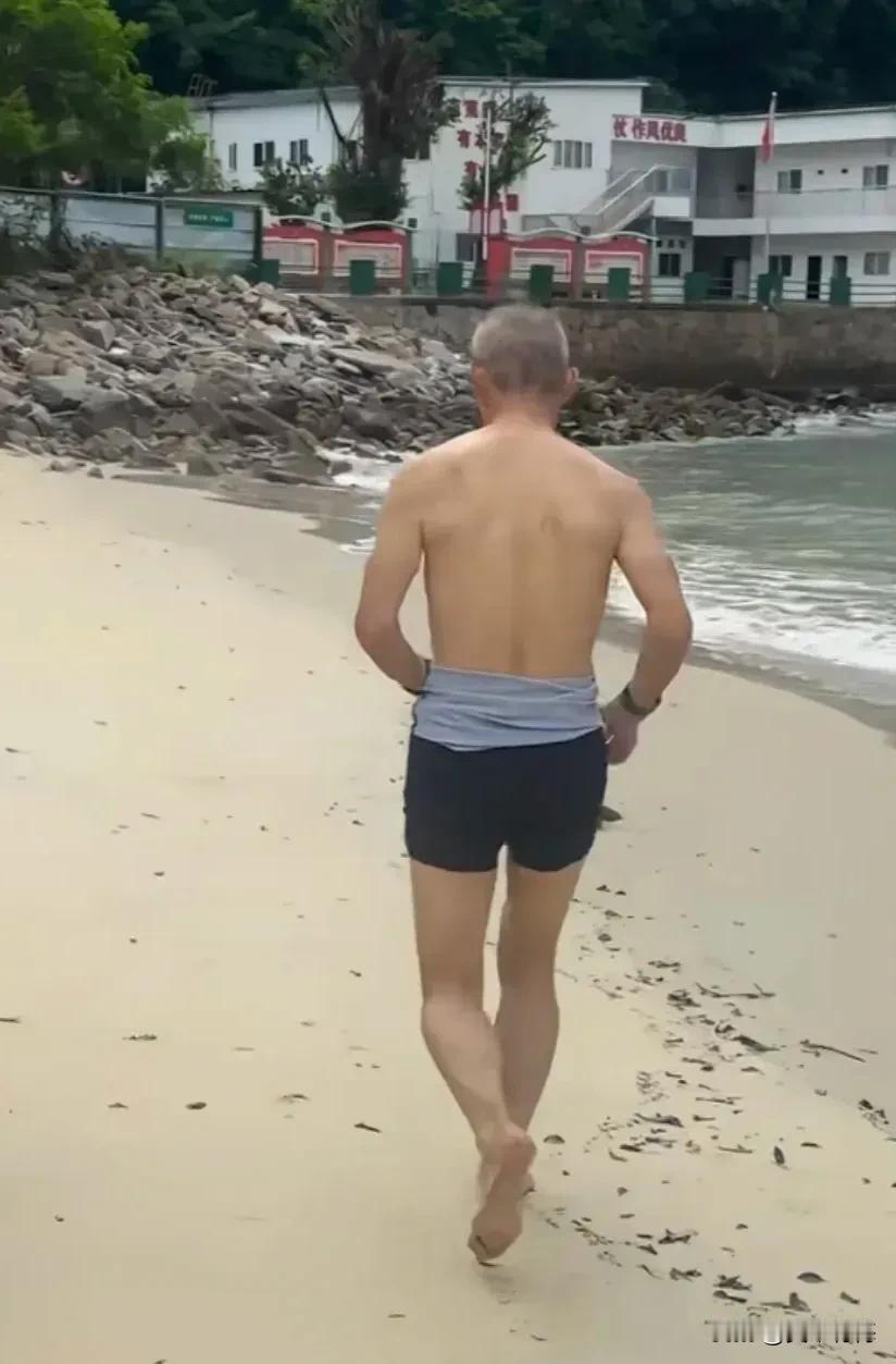你只管练得一副好身体，把知识留给AI，你的躯体越健康，那你运用知识的能力的就越强