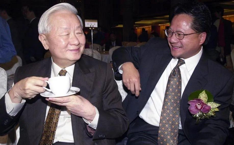 黄仁勋和白发苍苍的老人坐在一起，不管是图一的老人还是图二的老人，黄仁勋和他们都有