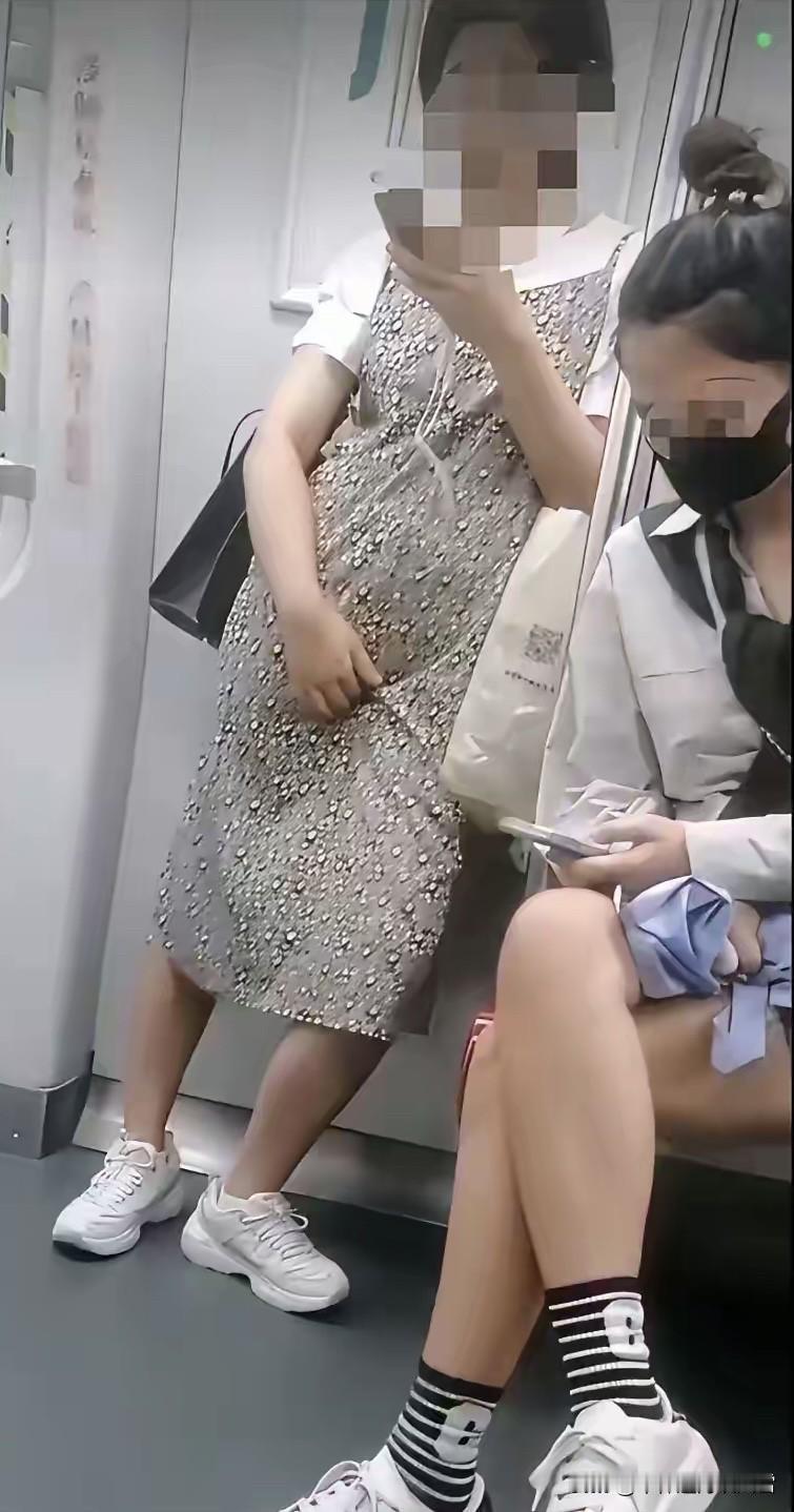 坐地铁，遇到这种，算什么？能不能告？