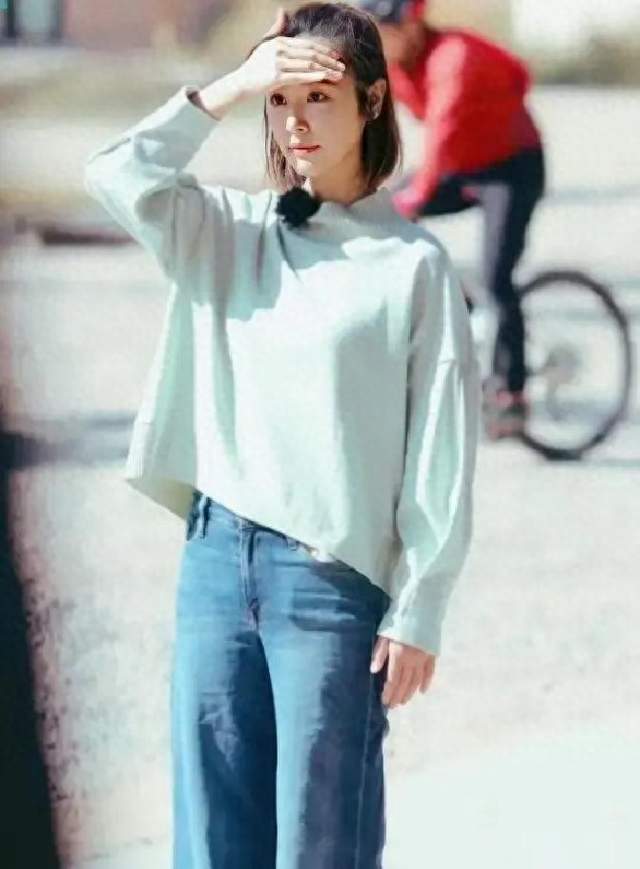 林心如都50岁了，穿得不露腰不露背，状态却让22岁女生都服气