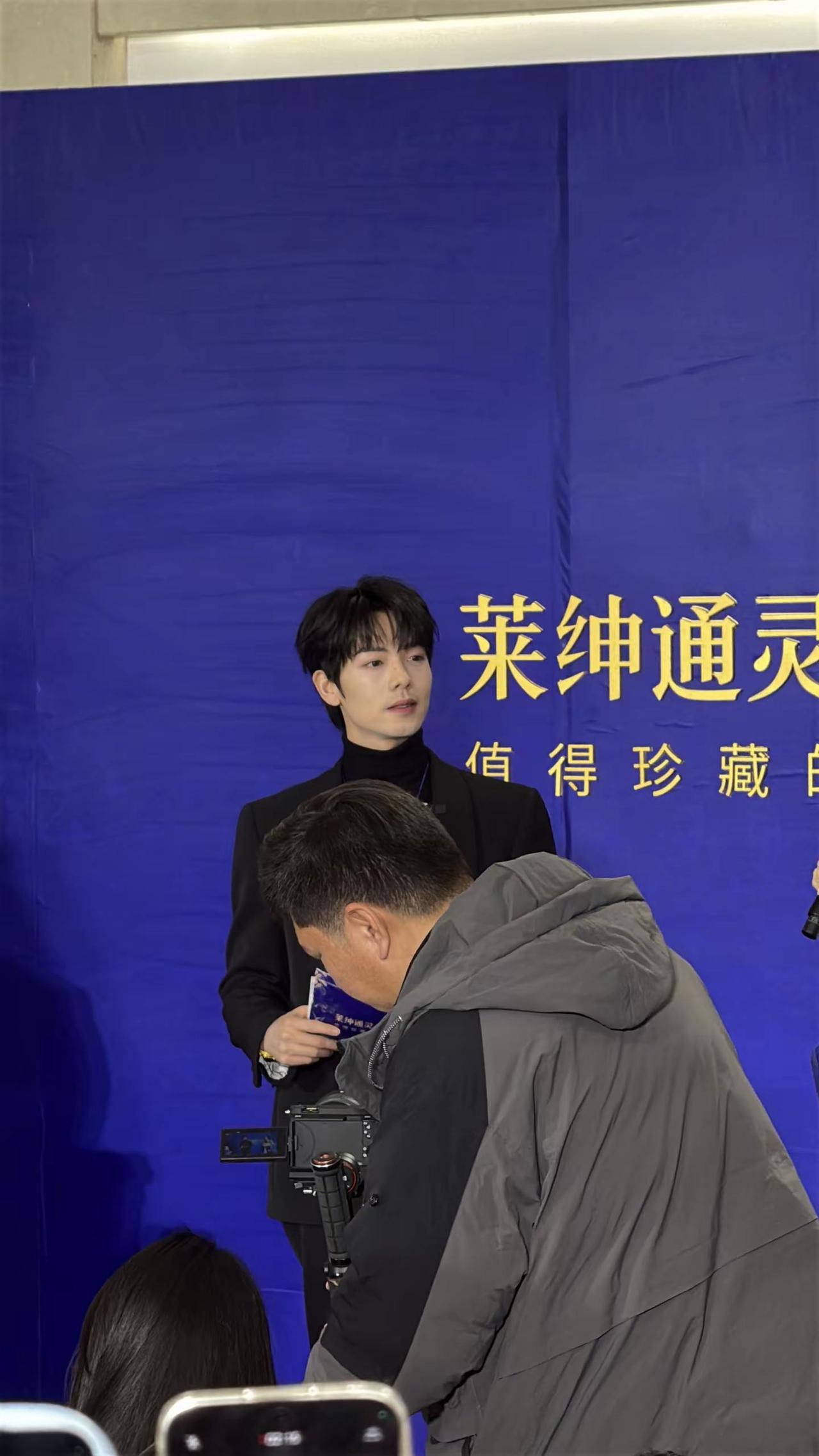 陪闺闺线下追星的一天曾辉