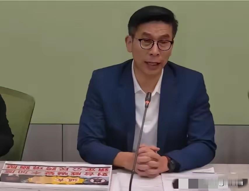 对于大陆警方侦办沈伯洋，民进党团干事长钟佳滨叫嚣，“这是武统的前奏。更严重的来说