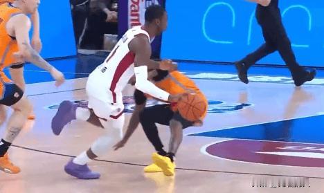 迪亚洛晃倒古德温，迎着怀特塞德上篮打进造成犯规




迪亚洛这一球太帅了，面对