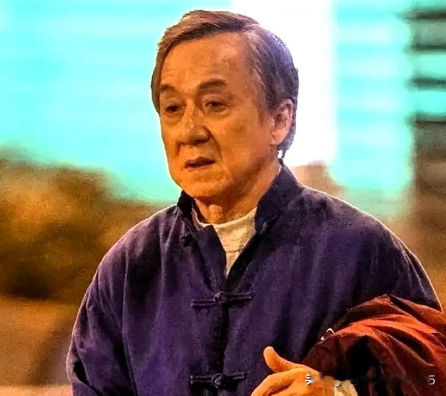 11月30日成龙入驻小红书首发视频，当天恰逢妻子林凤娇生日，他在视频中自曝患AD