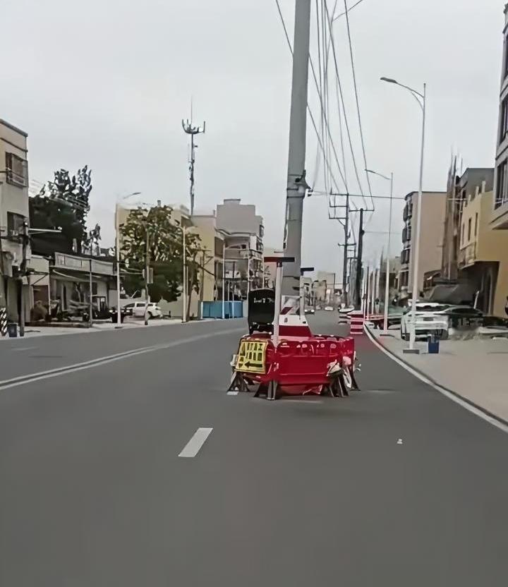路中间立电线杆，少年撞进ICU，到底是谁的错？
广东汕头一处道路中间有个电线杆，