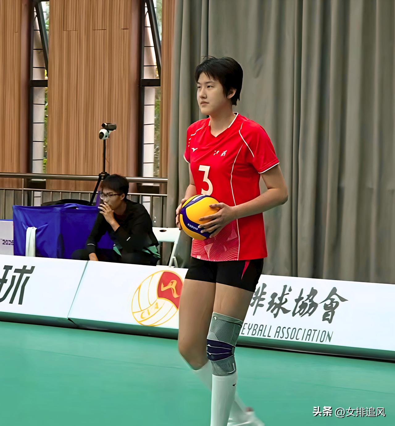 陈晓辉发球猛，苏青女排三大球资格赛胜云南
10月15日，江苏青年女排在本土南通迎
