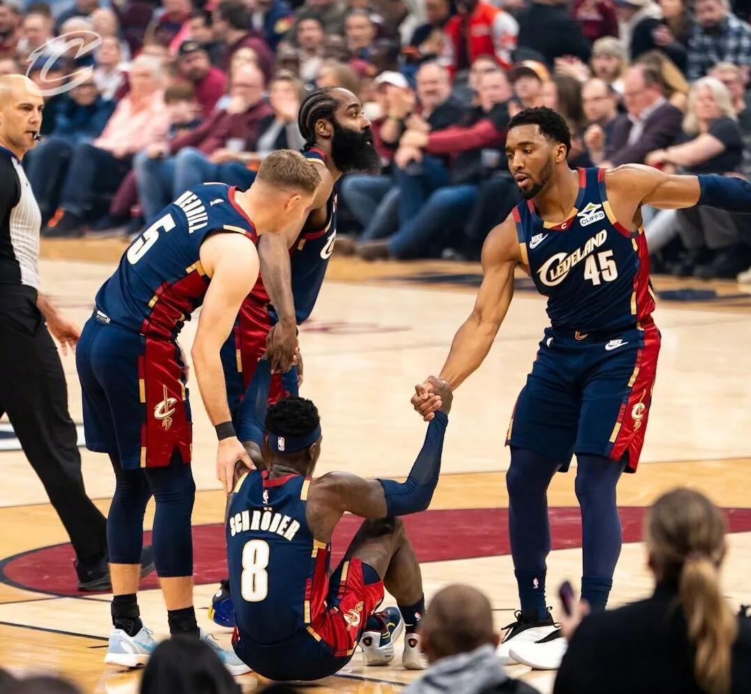 明天湖人打骑士
如果想要拿下骑士难度不小
东契奇扛产量没什么问题
休息了一场体能