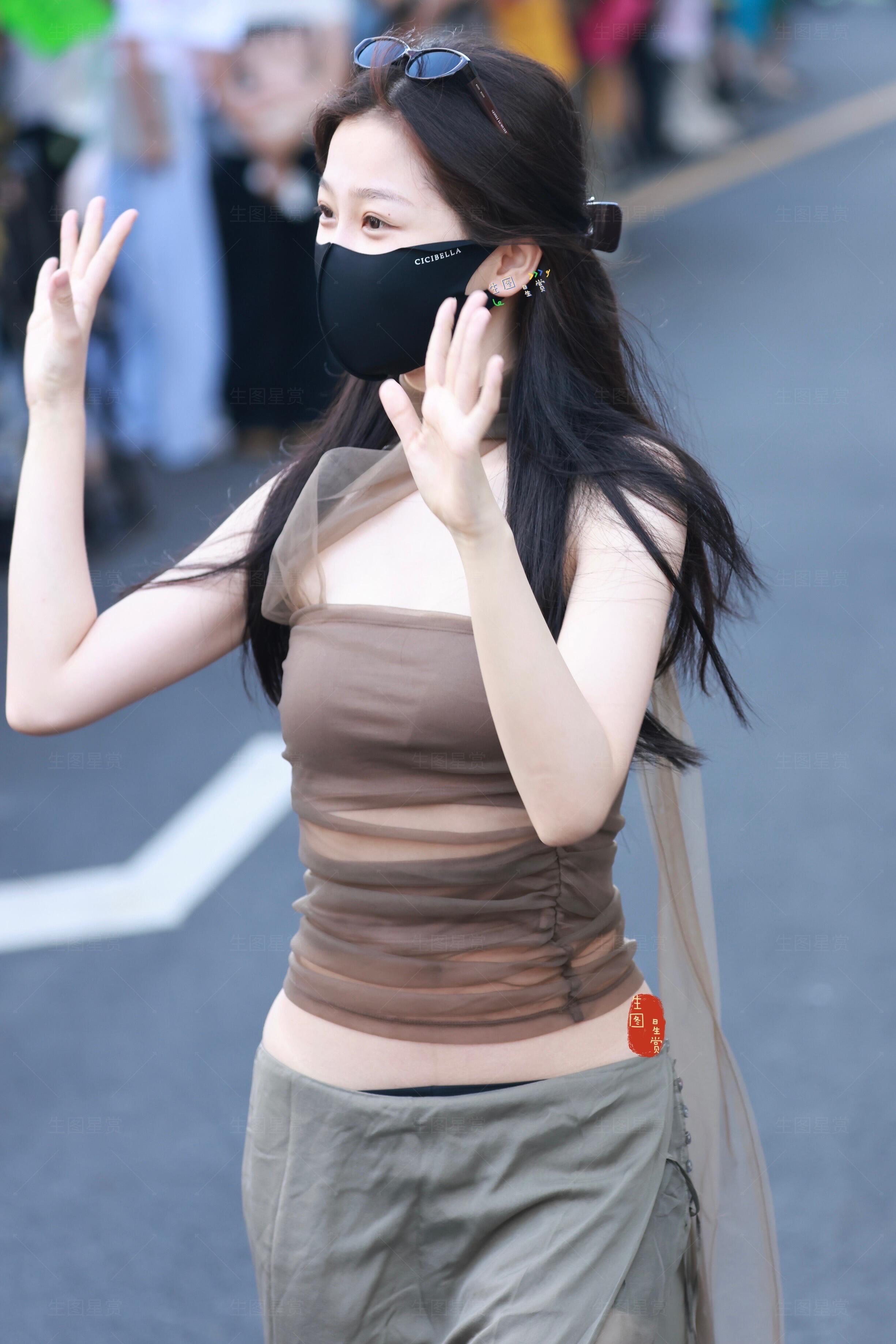 虞书欣 x 上班路透生图