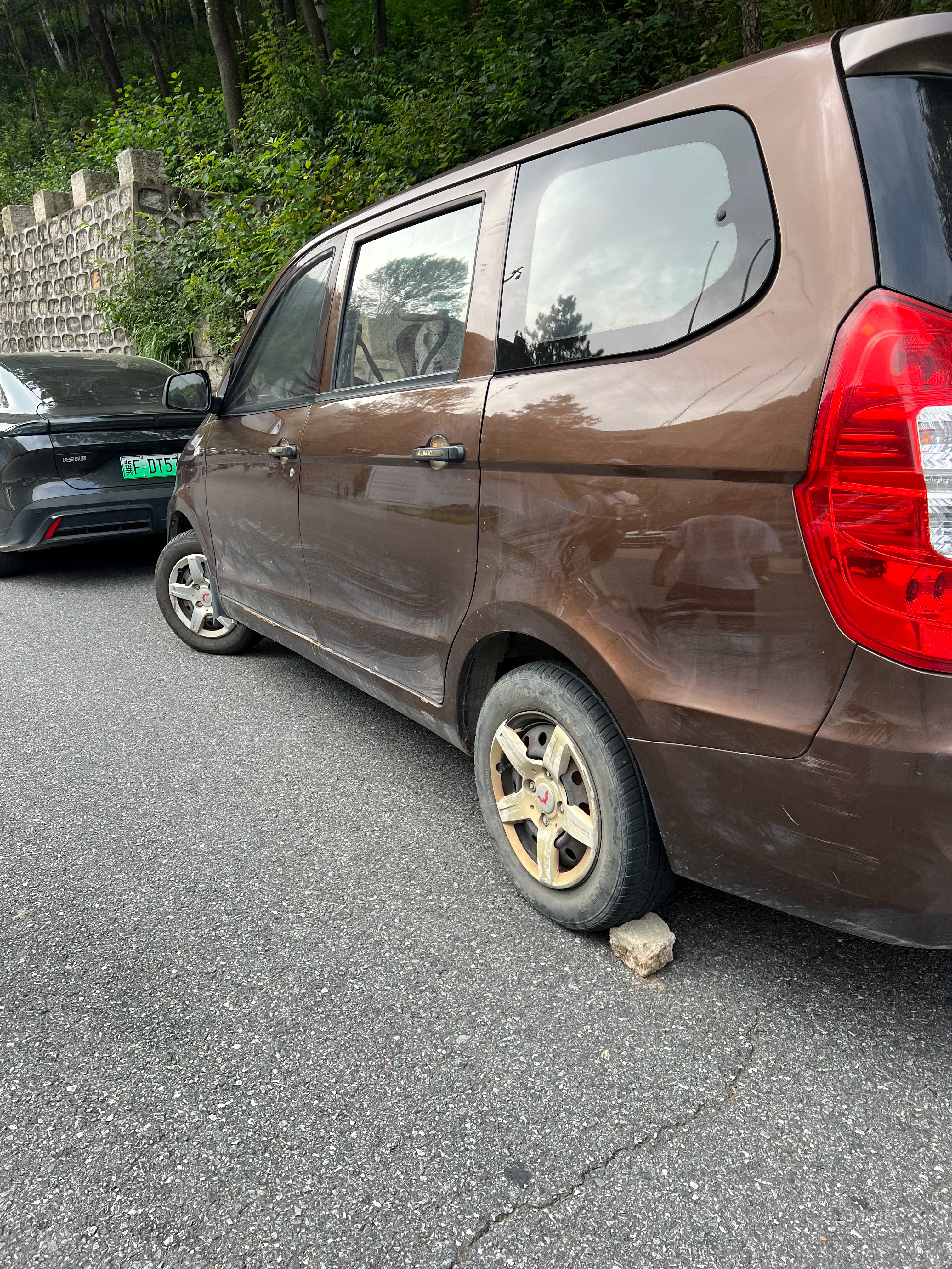 这奔驰车主你说他粗心吧，他知道古法垫石头你说他细心吧，他后门没关紧 保定·白石山