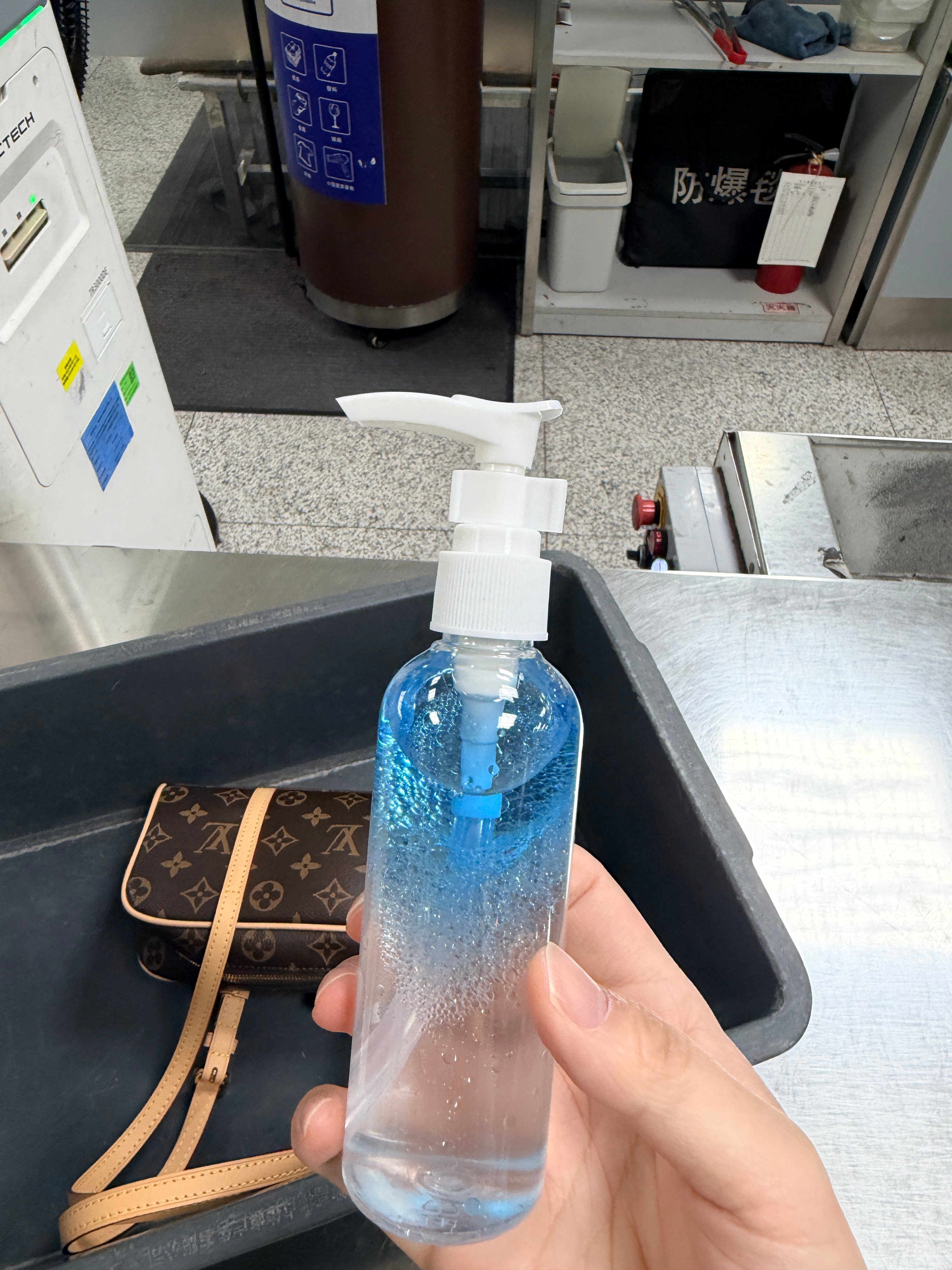 珠海机场还挺人性化的嘞卸妆油超量给了我一个分装瓶不用邮寄和被迫托运了~ 