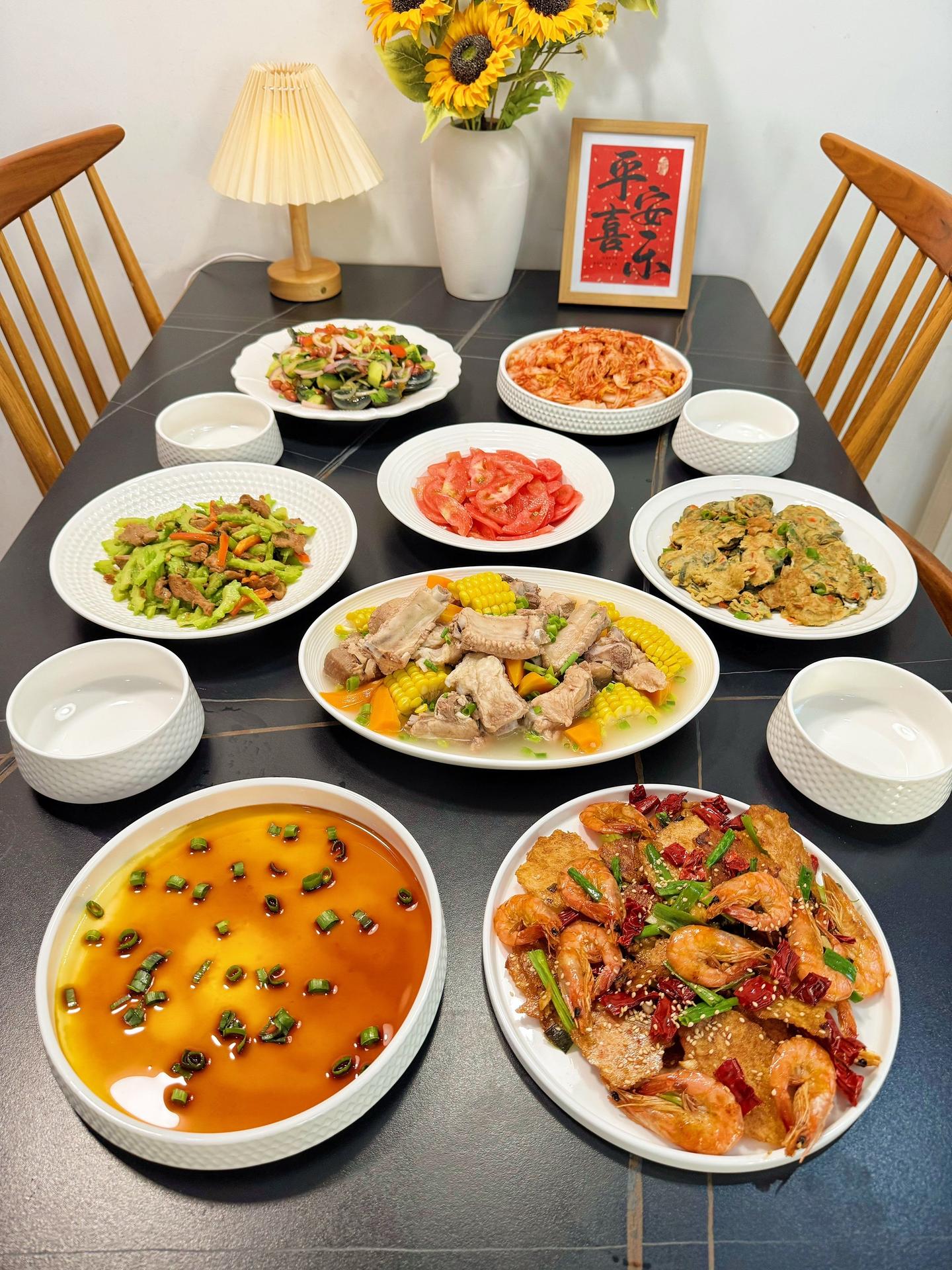 俺婆婆做的晚餐，这也太厉害了吧～～婆婆又做好吃的啦， 欢迎跟着婆婆一起...