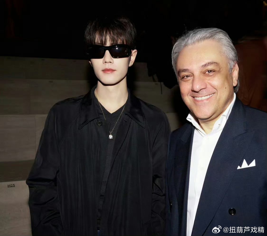 肖战和开云集团CEO合照肖战的少年脸，简直了…… 