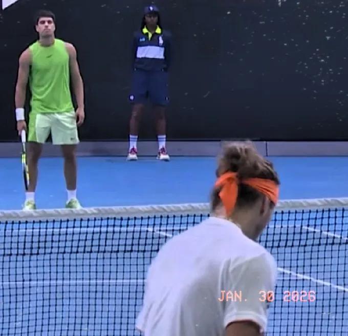 阿尔卡拉斯遭遇破发！
第五盘，阿尔卡拉斯首个发球局，兹韦列夫逼出2个破发点，阿卡