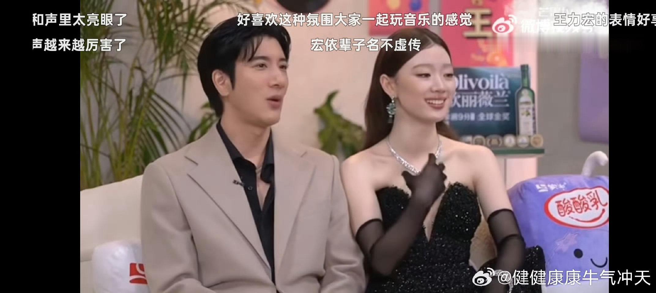 王力宏单依纯在后台搞同声传译呢一个是乐坛前辈，一个是新生代实力唱将，两人在后台搞