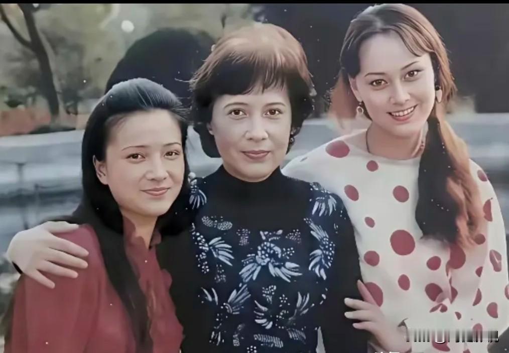 仔细看，那时的何晴美的像藏在小巷子里的桂花香，悄悄飘着却勾人。中间的是明眸善睐，