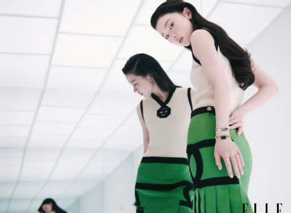 单依纯解锁Wallpaper中文版银十封面，接连拿下两本一线杂志封面，时尚资源稳