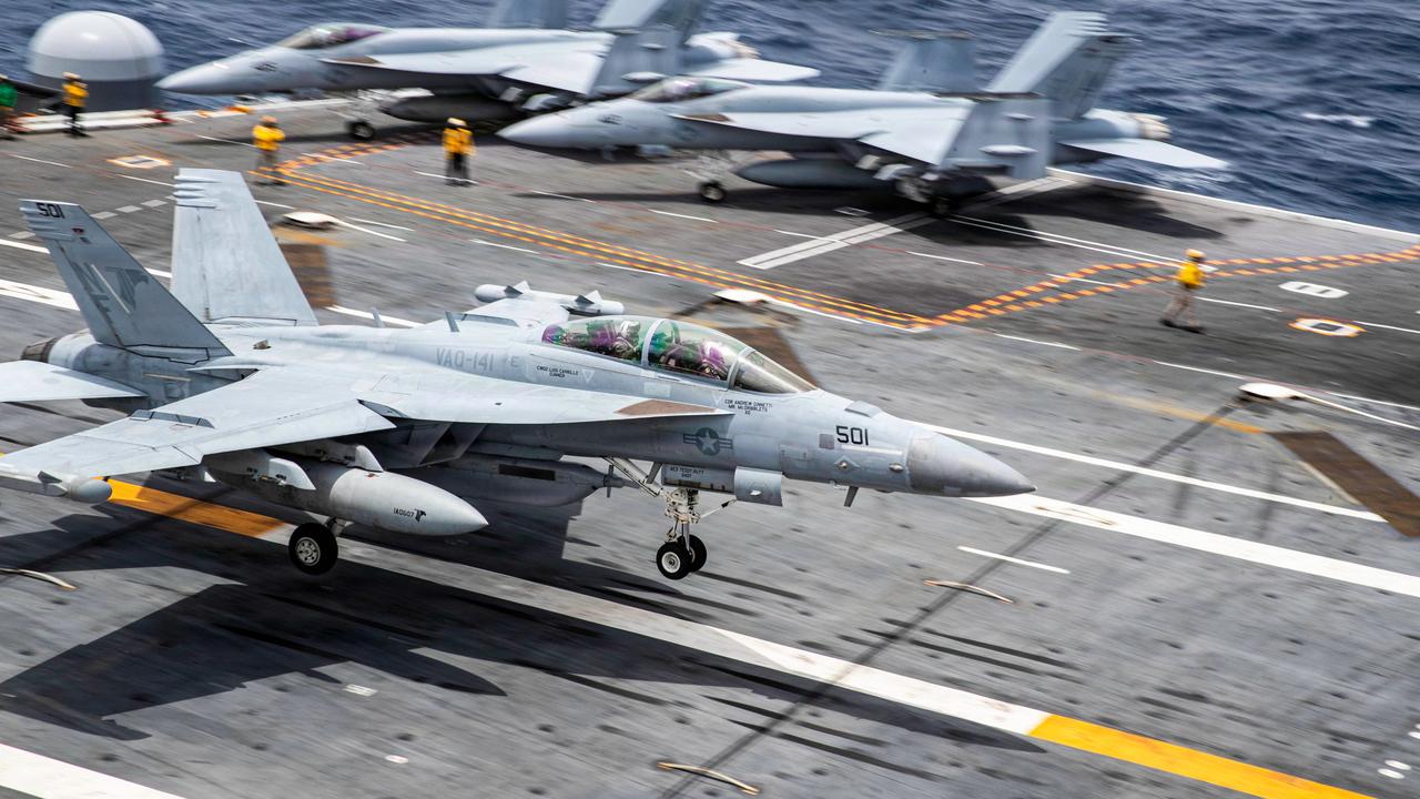 美国陆军部展示了美国海军航空兵在第七舰队作战区域 菲律宾海的尼米兹级航母“乔治·