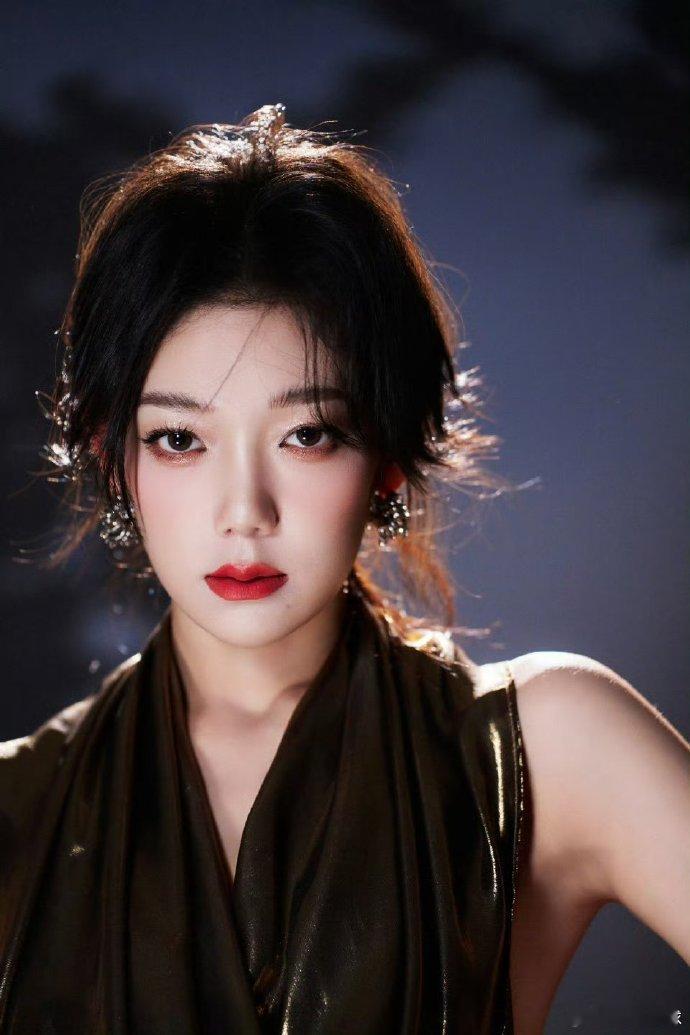 希林娜依高官宣加盟声生不息华流季看到希林娜依高加盟的消息，我直接从沙发上弹起来了