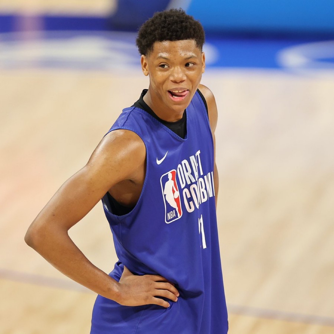DraftExpress：艾斯·贝利的经纪人通知一支乐透前五的球队（据信是黄蜂队