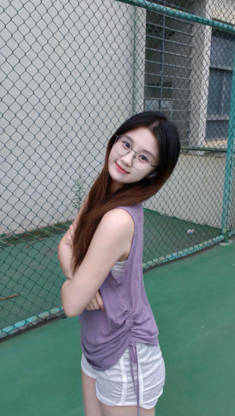 好久没联系了，我的前任，每次看到她的朋友圈照片还是会回忆之前的美好。
大家帮我看