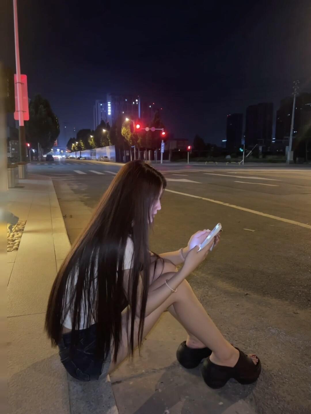 凌晨两点的救赎！男子一个善举，拉回了差点垮掉的19岁姑娘
 
凌晨两点的街头冷风