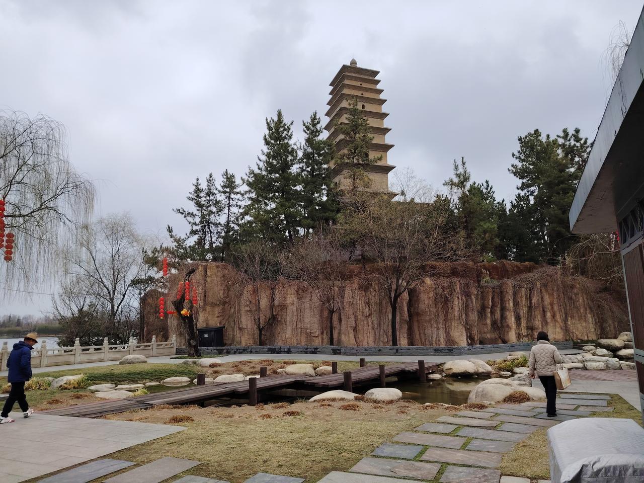 课间不允许学生出教室
校长总以为学生不在意
其实多数学生真很在意
只是服从不敢提