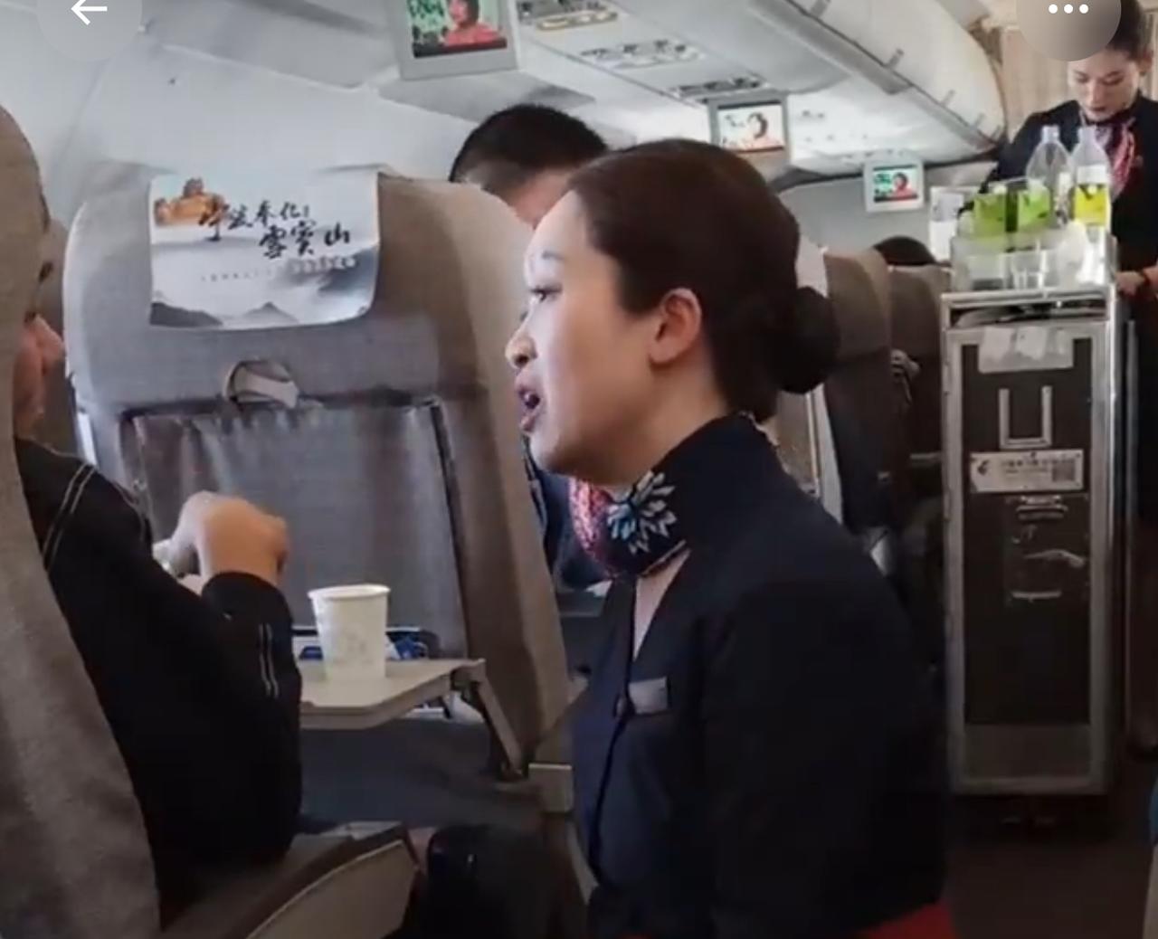全网都在找空姐下跪的男乘客，如此欺负人的男乘客，却只有这张侧脸，空姐的表情里满是