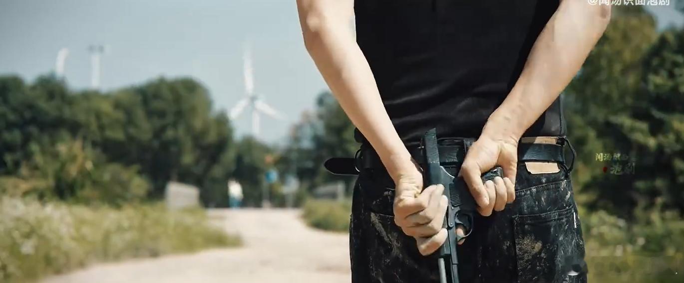 他逃她追他让这俩插翅难飞 这段雄竞修罗场真的又猛又刺激，前任直接对前前任出手，平