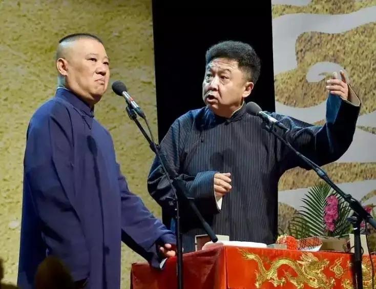 2008年，郭德纲讽刺某演员：“北京有个著名相声艺术家，他闺女是个演员，净跟导演