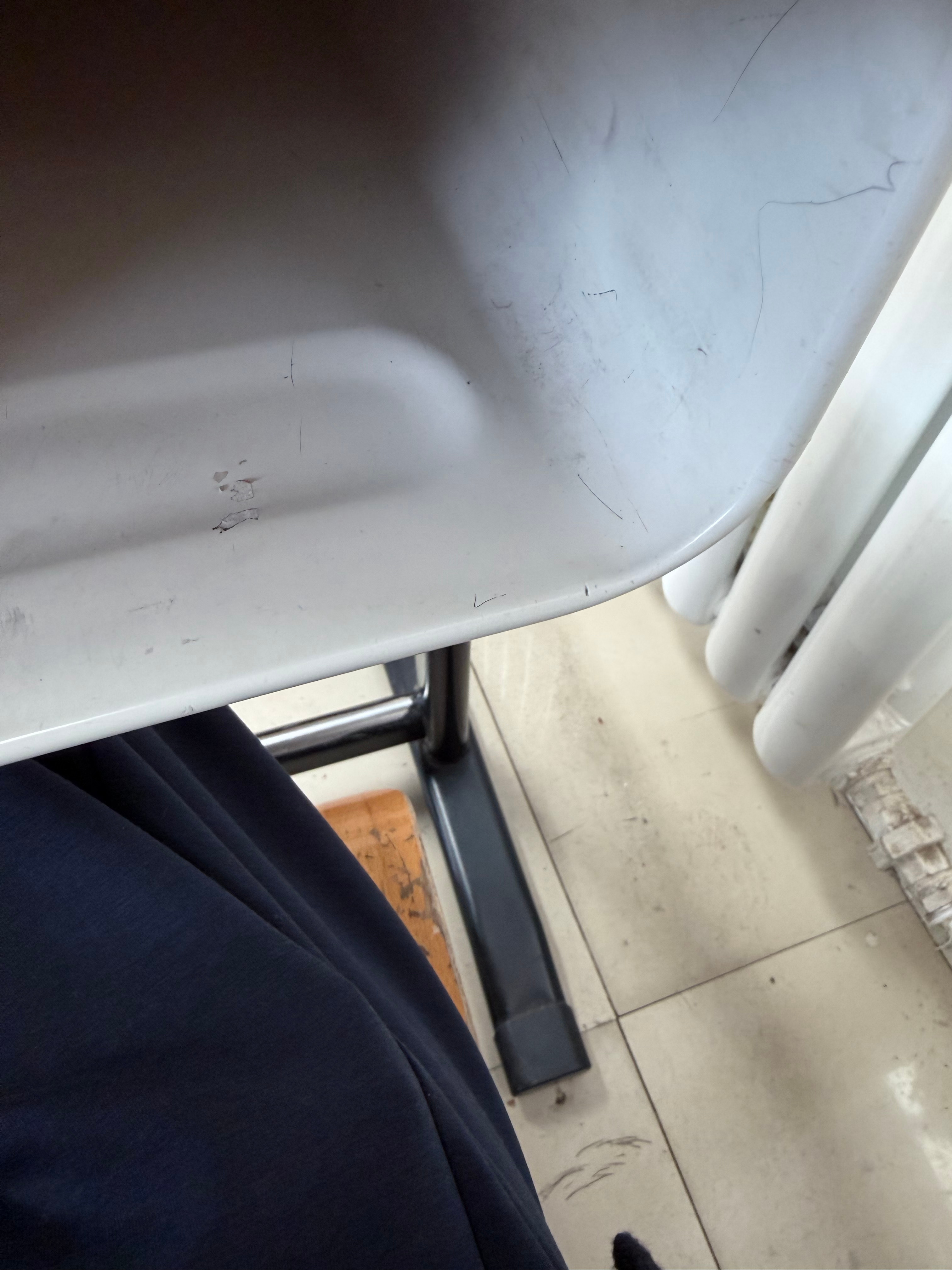 来开家长会了又得在这拥挤的地方坐一小时来早了 刚坐10分钟 屁股和腰已经受不了了